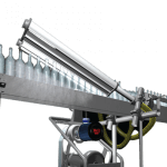 Air Knife System zur Trocknung von Flaschen auf einem Förderband, mit Gebläse und präzisem Luftstrom für industrielle Anwendungen.